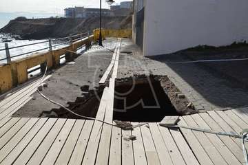 Socavón peligroso en el extremo sur de la avenida marítima de Salinetas (Foto TA)